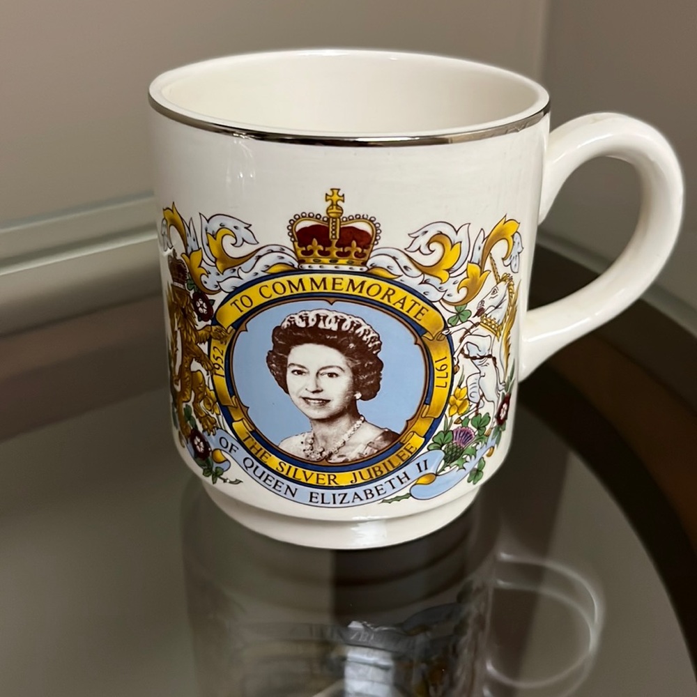 Collectors- To Commemorate Queen Elizabeth The Silver Jubilee 1952-1977